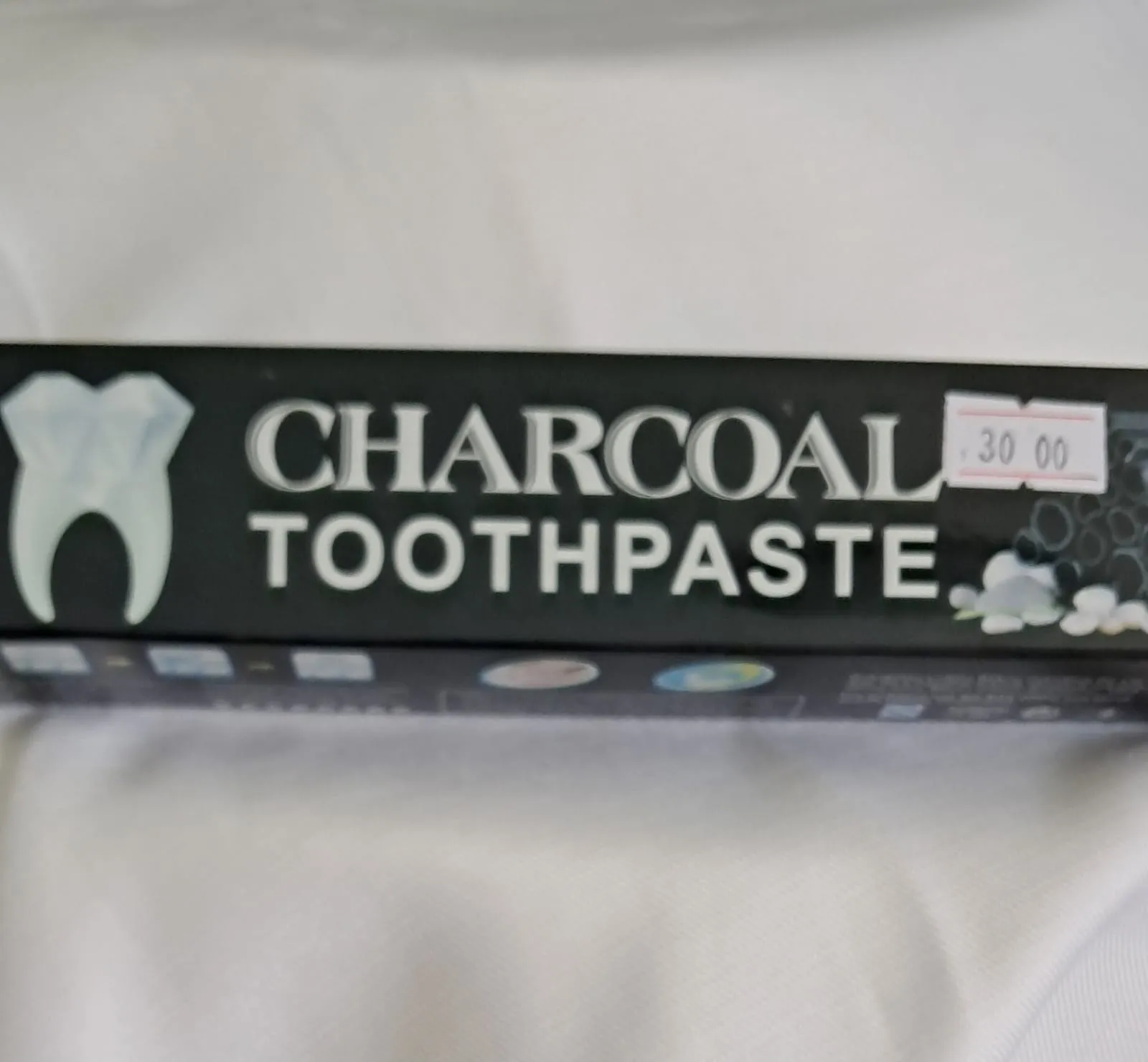 Activated charcoal toothpaste for whitening